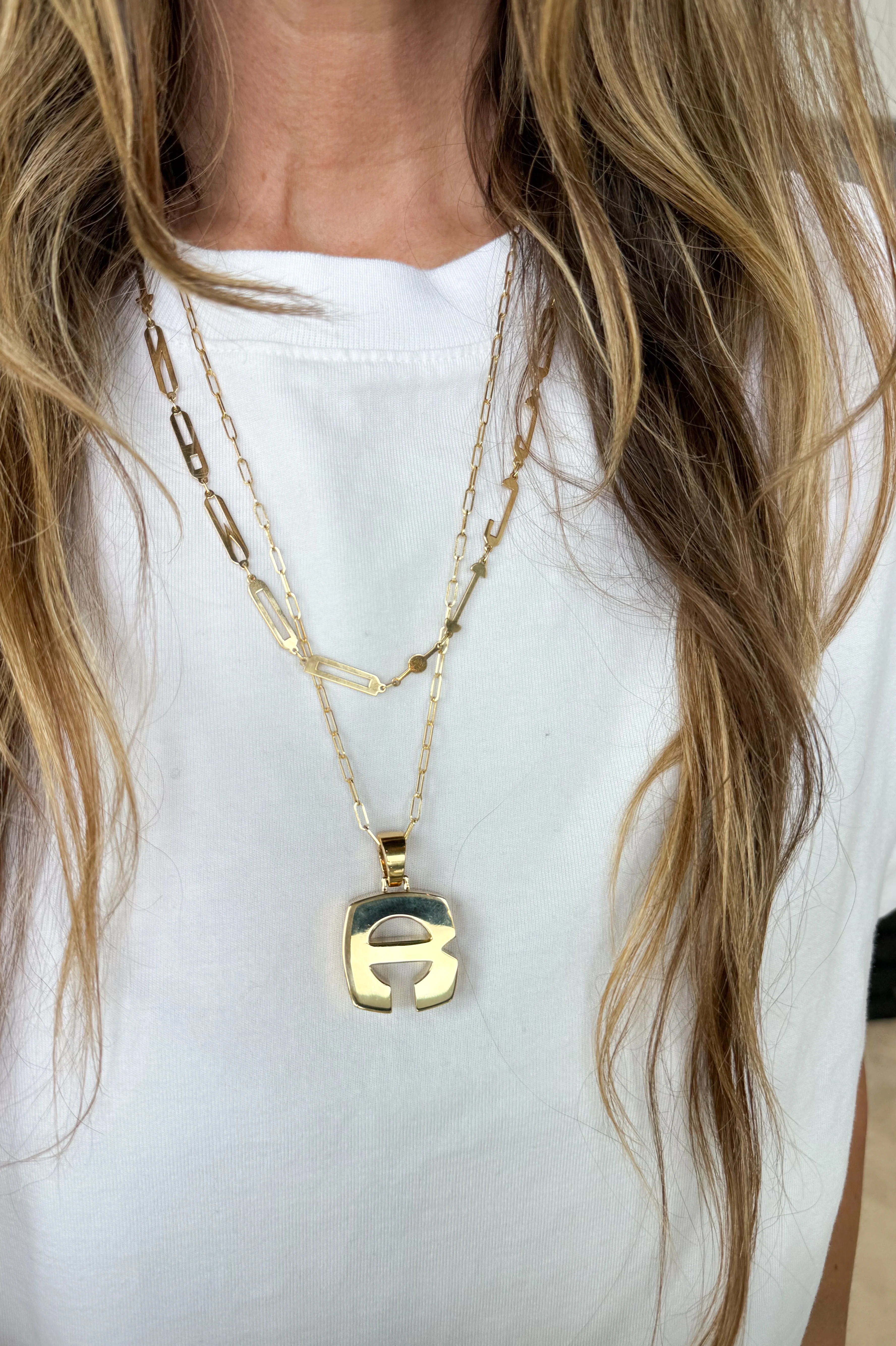 Gold Splendente "R" Initial Pendant - Image 5